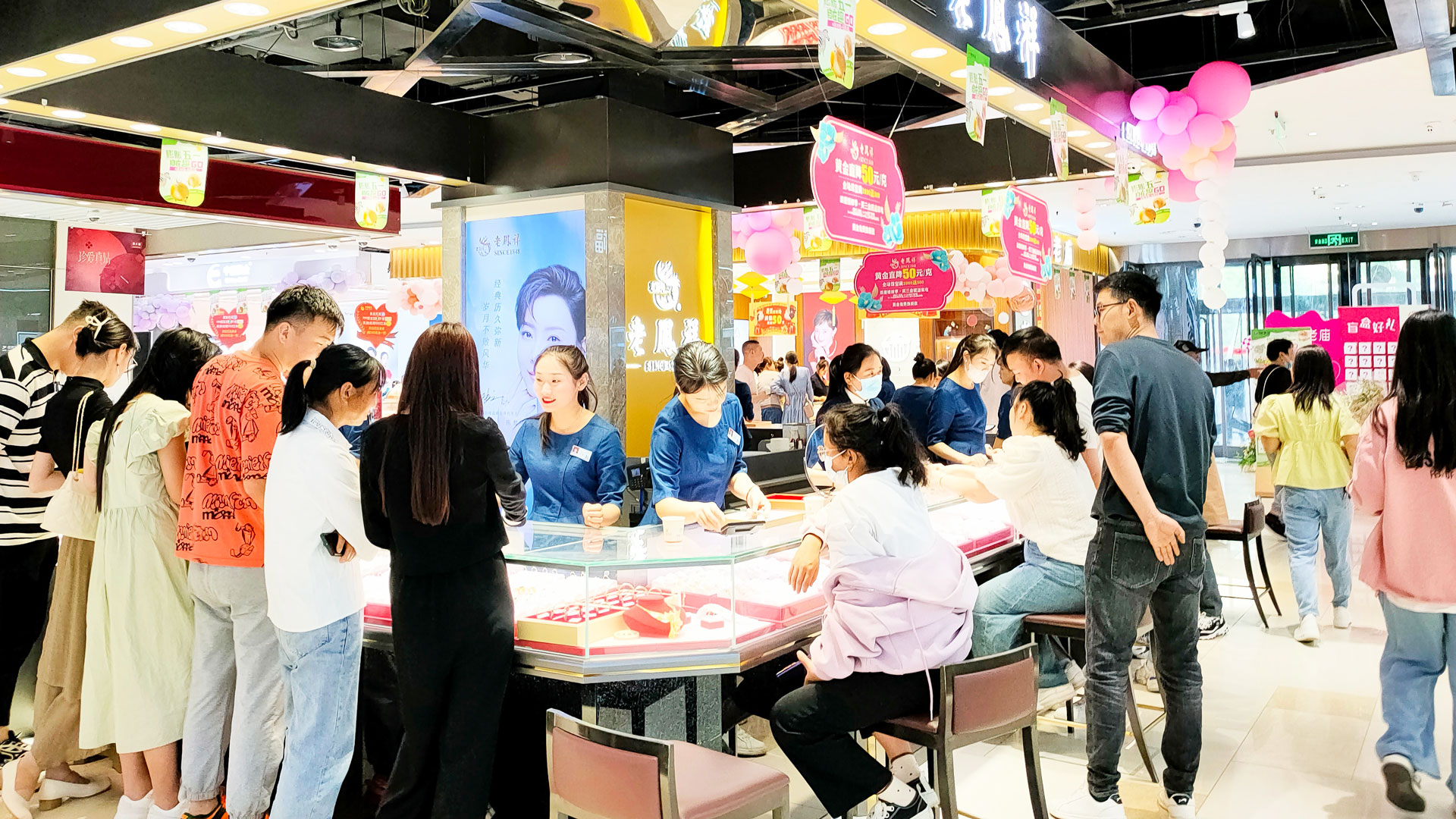 百貨公司：“五一”堅(jiān)守崗位，護(hù)航假期圖二.jpg
