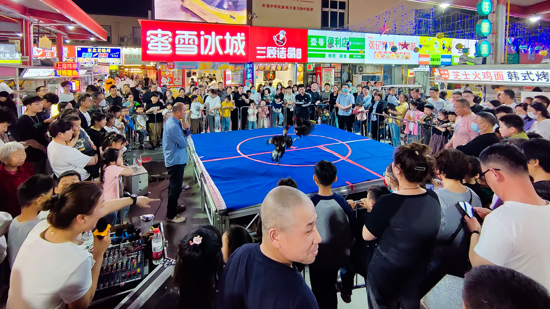 百貨公司：“五一”堅(jiān)守崗位，護(hù)航假期圖三.jpg